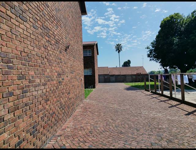 2 BEDROOM FLAT FOR SALE IN KEMPTON PARK EXT 5